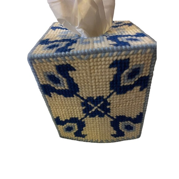 Plastic Canvas Needlepoint Tissue Box Covert Handmade Vintage  Delft Design - Picture 6 of 6